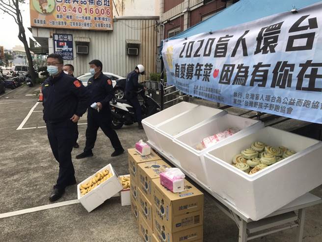 盲人環台687公里路跑平鎮警設公益補給站。(平鎮警分局提供／呂筱蟬桃園傳真)