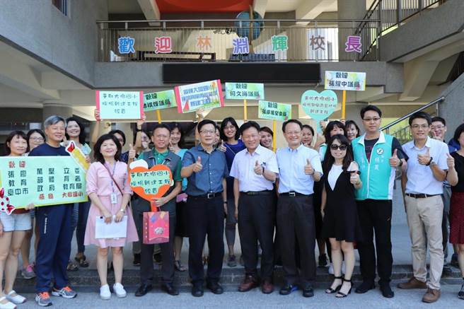 立委张廖万坚去年8／28到大墩国小实地会勘。（立委张廖万坚服务处提供／陈世宗台中传真）