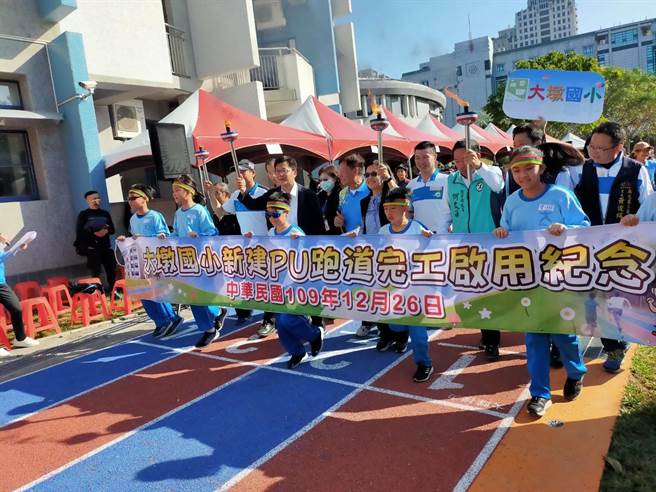 立委张廖万坚今天亦出席校运会，并与歷任校长及家长会长手举圣火举行「起跑」活动，并把圣火交给学童代表，象徵薪火相传、生生不息。（立委张廖万坚服务处提供／陈世宗台中传真）