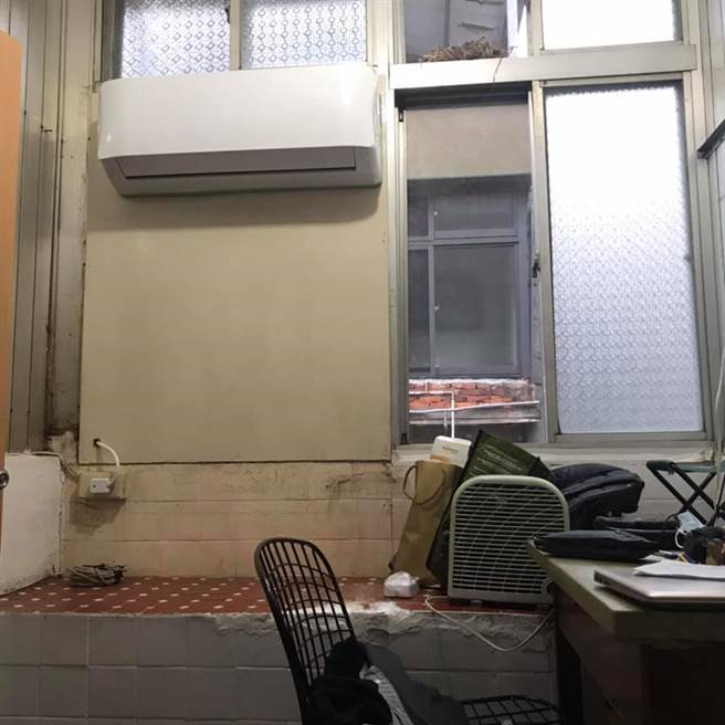 男子因为准备当兵，他出租正在住的雅房，有网友说很像牢房，但另一派网友认为地段搭配上租金相当合理。（图／翻摄自脸书「台北租屋、出租专属社团」）