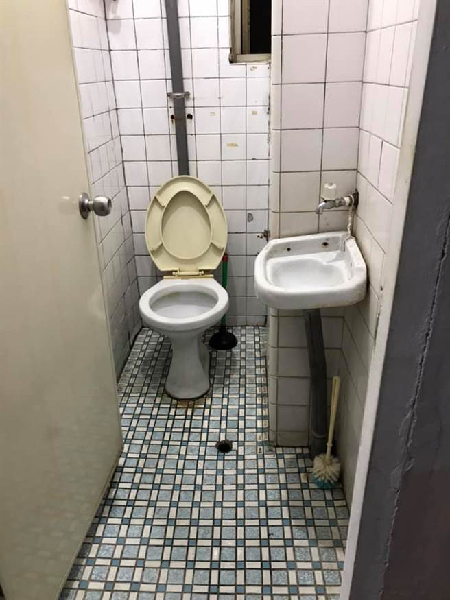 男子因为准备当兵，他出租正在住的雅房，有网友说很像牢房，但另一派网友认为地段搭配上租金相当合理。（图／翻摄自脸书「台北租屋、出租专属社团」）