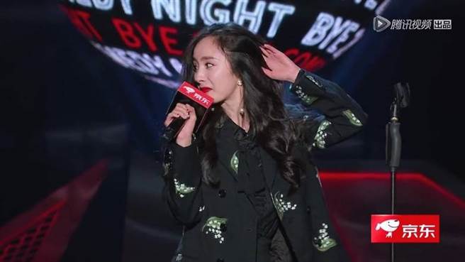 杨幂不计形象撩起头髮露出髮际线。(图/翻摄自杨幂微博)