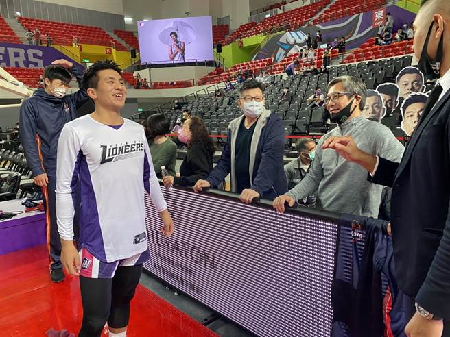 松山高中教練黃萬隆(右)首次在PLG場邊現身支持自己的子弟兵。(黃及人攝)