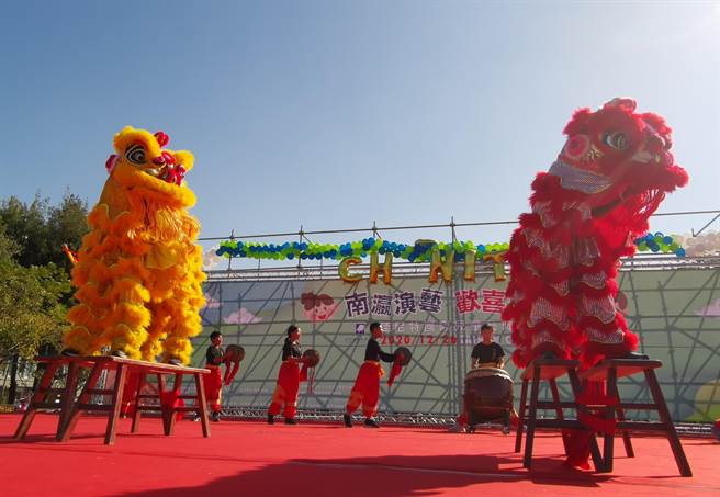 台南市新營南瀛綠都心公園國際兒童藝陣節活動，邀請17所國小表演，岸內國小廣東獅小巧玲瓏，活力十足。（劉秀芬攝）