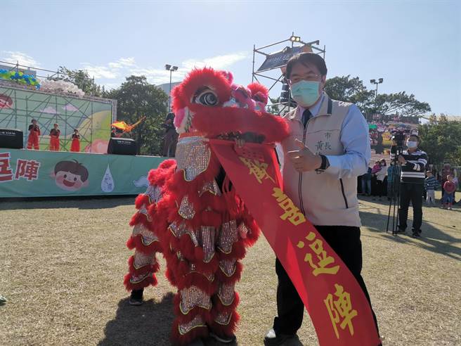 台南市長黃偉哲出席欣賞表演，發紅包鼓勵表演的學童。（劉秀芬攝）