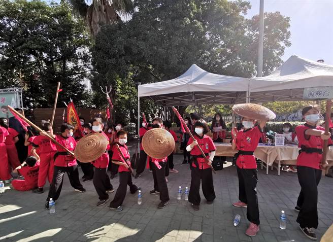 台南市後壁區新嘉國小宋江陣已經成軍20多年，比賽多次獲獎。（劉秀芬攝）