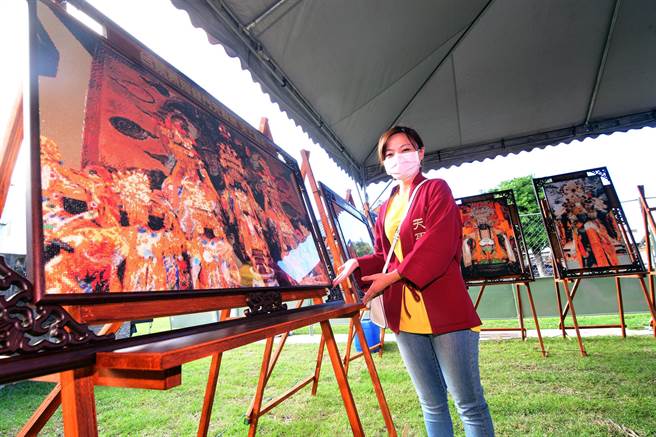 信徒林婉婷用数万颗珠钻併贴完成妈祖像，烦恼也跟着烟消云散。（庄哲权摄） 