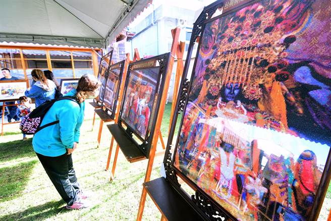妈祖文化美展26日在日式建筑文化园区开幕，用成千上万颗珠钻併贴的妈祖像，非常吸睛。（庄哲权摄）