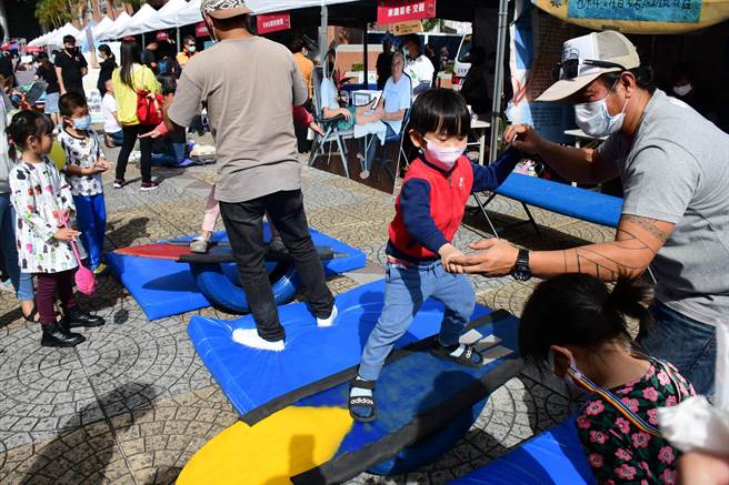 台东县长饶庆铃就职满2周年，嘉年华会以体验方式展现县府努力成果，场面非常热闹。（庄哲权摄）