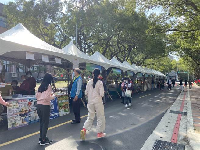 新竹县地方创生成果展26日在新竹县政府旁的县政五街封街展示，透过市集呈现地方创生的创意及成果。（庄旻静摄）