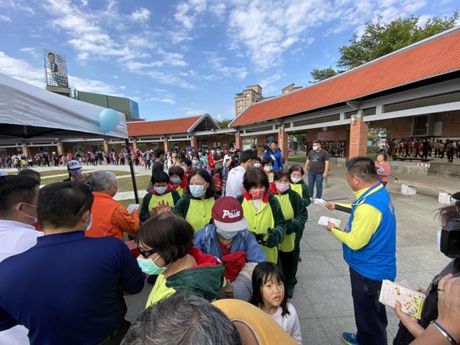 竹北市人口破20万人，竹北市公所26日举办庆祝活动，并致赠200张限量纪念悠游卡给市民。（庄旻静摄）