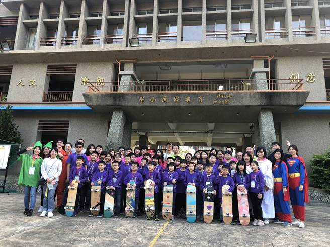 拜耳志工与南投育乐国小师生开心合影。（魏怡嘉摄）