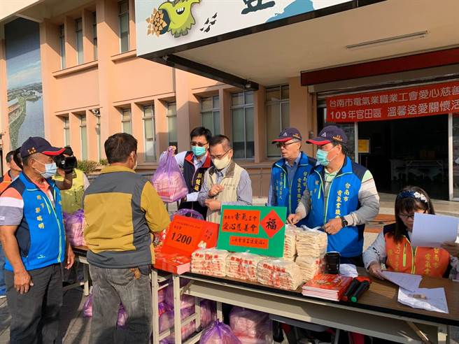 台南市电气业职业工会爱心慈善会26日至官田区公所发送物资助弱势。（台南市劳工局提供／刘秀芬台南传真）