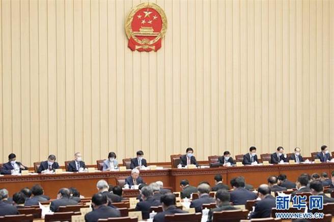 大陆全国人大修改《刑法》降低刑责年龄至12岁。图为12月23日全国人大常委会第24次会议在北京人民大会堂举行第二次全体会议。（新华社）