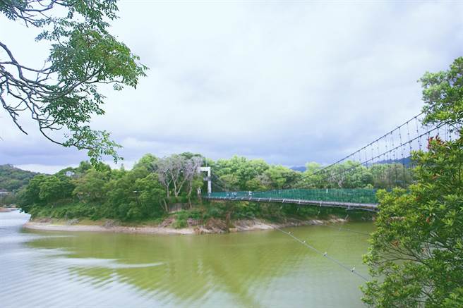 头屋乡明德水库风景优美景色宜人，假日常有大批观景休閒人潮，苗栗县政府推动明德水库自行车专用道新建计画，发扬水库山明水秀风光。（何冠娴摄）