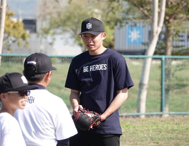 富邦悍将江国豪成为「Be Heroes棒球训练营」教练团一员。（中央社）