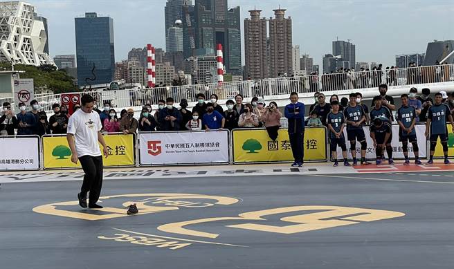 陈伟殷打五人制棒球2度掉鞋笑翻全场。（毛琬婷摄）