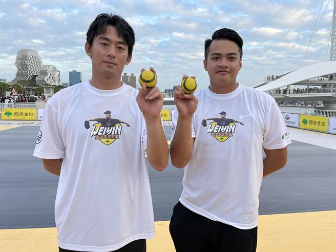 王溢正（左）与宋文华都是首度打五人制棒球。（毛琬婷摄）