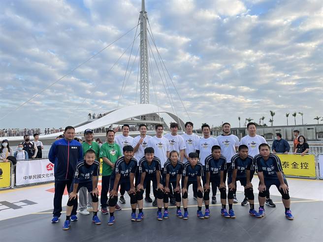 陈伟殷率领的教练团以1比5不敌高苑工商。（毛琬婷摄）