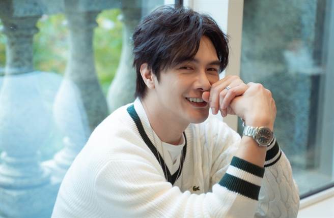 谢佳见穿上一袭白色针织上衣搭配上世家伯爵的腕表及Possession系列珠宝作品。（图／品牌提供）