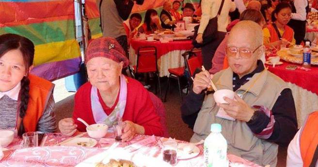 72歲吳阿公努力抗癌，20年未吃圍爐團圓飯，參加弘道圍爐餐活動很開心。（圖／弘道基金會提供）