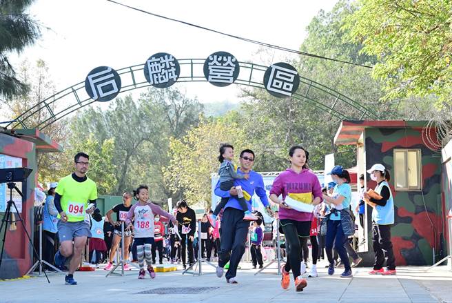 冬日迎来难得阳光普照的好天气，金门烈屿乡公所26日在后麟营区连办「银髮乐游健走」和第1届「烈屿定向越野锦标赛」2场活动。（烈屿乡公所提供）