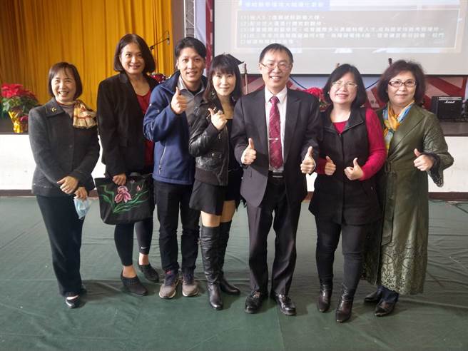 醒吾校友们回娘家，抢着与校长陈义文(右三)合照留念。(醒吾科大提供)