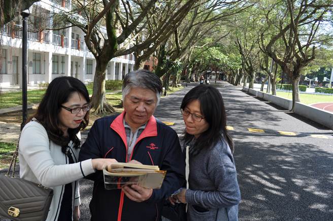 台北市立双园国中校长、醒吾校友白玉铃(左)及同学傅燕明(右)，与昔日「李教官」、副学务长李日廷，在优美林荫大道间看着老照片，回忆当年求学时热血闪亮岁月。 (醒吾科大提供)
