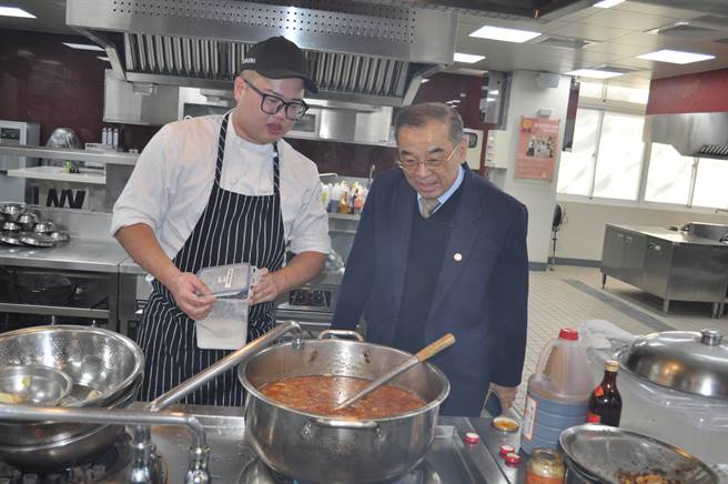 ：醒吾校友、中航集团航伟旅游经理郑金城（右）对餐旅大四同学李恩诚精心为校友准备伙食表示讚赏。(醒吾科大提供)