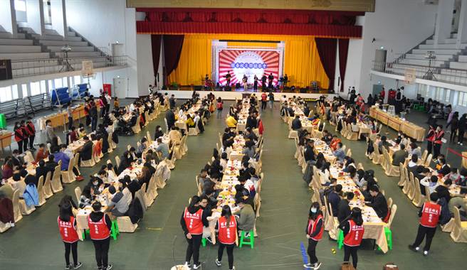 醒吾校友联谊餐会在宽敞舒适体育馆举行，现场准备色香味俱全buffet，服务同学细心周到，场面壮观有如国宴。(吾限熊报社吴齐摄)