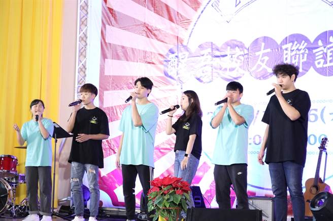 流行艺术学院师生阿卡贝拉表演，嘹亮歌声萦绕场馆，获校友满堂彩。(醒吾科大提供)