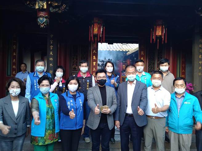 國民黨主席江啟臣（前排左四）在雲林縣長張麗善（左三）、陪同下到朝天宮參加海陸法會。（國民黨雲林縣黨部提供）