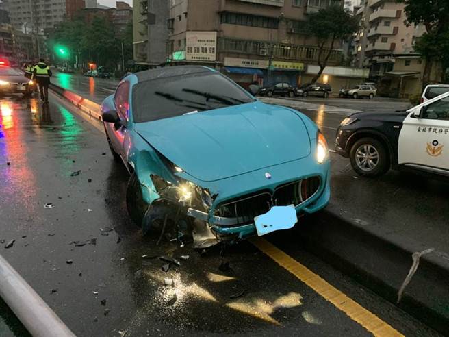 25岁王姓男子耶诞节凌晨6时许，驾驶玛莎拉蒂轿跑车失控撞断松隆路上的路灯杆，26日晚间8点已到信义分局交通分队应讯，目前正作笔录中。（资料照）
