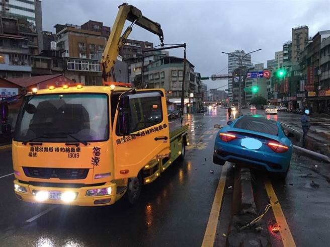 25岁王姓男子耶诞节凌晨6时许，驾驶玛莎拉蒂轿跑车失控撞断松隆路上的路灯杆，26日晚间8点已到信义分局交通分队应讯，目前正作笔录中。（资料照）