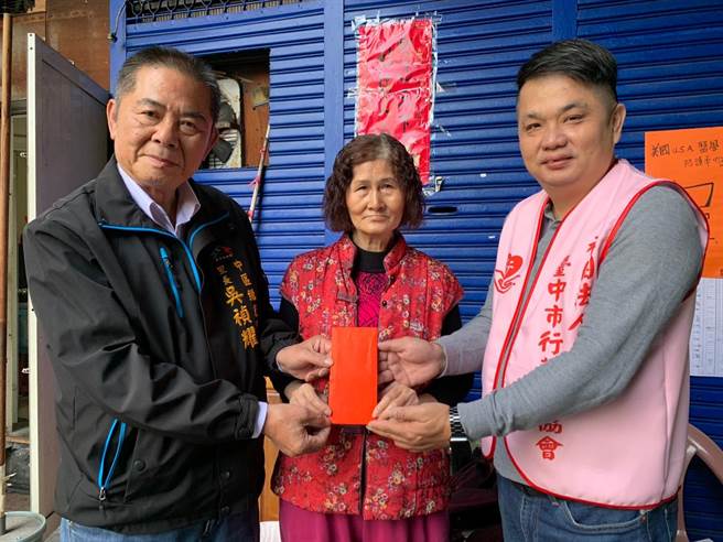 住商不动产南屯文山加盟店长许哲雄及员工捐助1万元，由张茗富（右）代表捐赠，当地里长吴祯耀（左）见证。（台中市行善团协会提供）