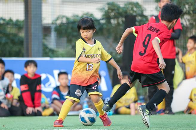 小小球员踢起足球有萌有样。（中华足球联盟提供）