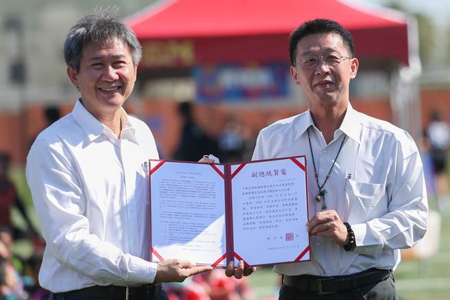 推广大使许智杰（右）接受副总统赖清德颁发贺电。（中华足球联盟提供）