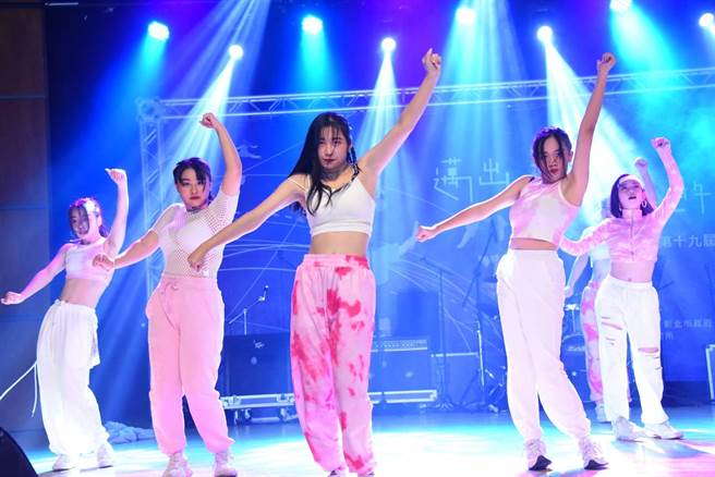 南山中学在中和四号公园的国立臺湾图书馆B1演艺厅，举办校际社团反毒联合公演。（南山中学提供）