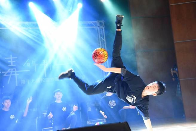 南山中学在中和四号公园的国立臺湾图书馆B1演艺厅，举办校际社团反毒联合公演。（南山中学提供）