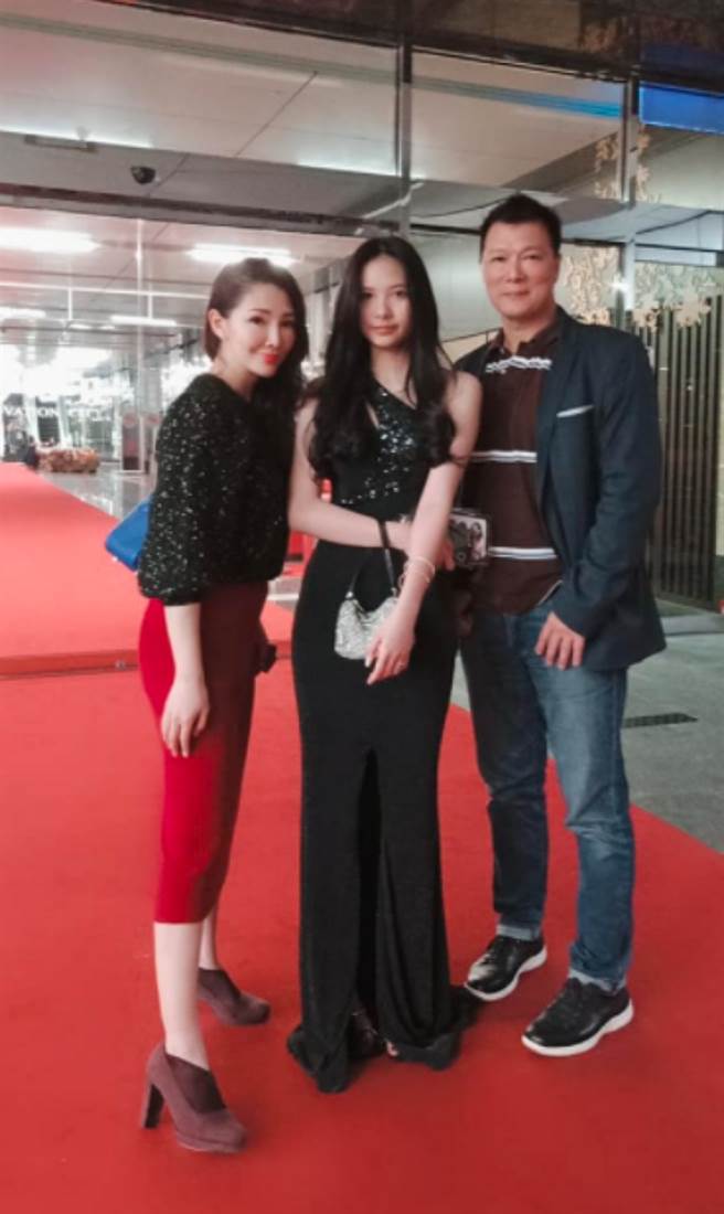 近日林书炜和先生出席女儿第一场学校舞会，15岁女儿成熟穿搭加超龄外貌，被网友狂讚打趴一堆整形网美。(图/ 摘自林书炜脸书)
