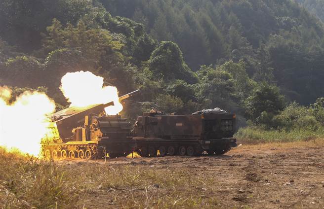 报导认为，虽然2021财年预算让陆军升级ATACMS为跨领域、反舰能力的飞弹落空；但从发展中程飞弹与PrSM的角度来看，未尝不是一件好事。图为M270多管火箭发射系实弹射击。(图/DVIDS)