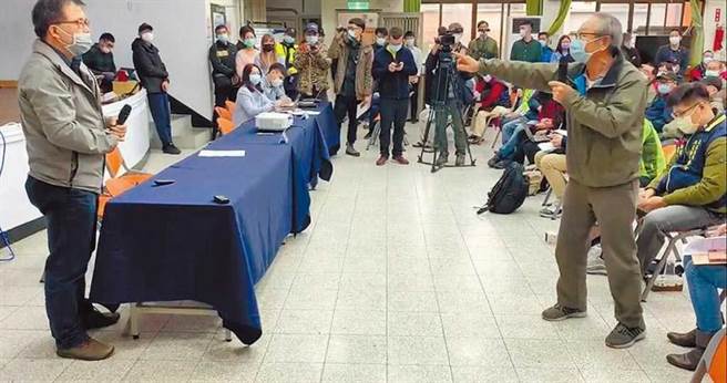 金山、万里区的渔民怒呛开发商德能集团代表「别再骗了！」（图／中国时报王扬杰摄）