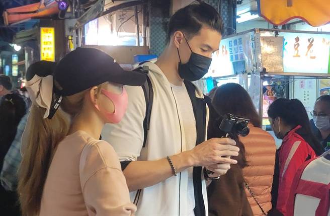 獨家直擊/錦榮黏韓裔新歡逛士林夜市 2人共啖等等燒拍片放閃。(游定剛攝)