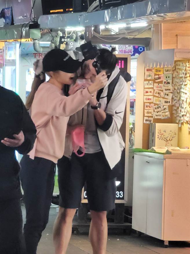 錦榮與女友互動親暱。(游定剛攝)