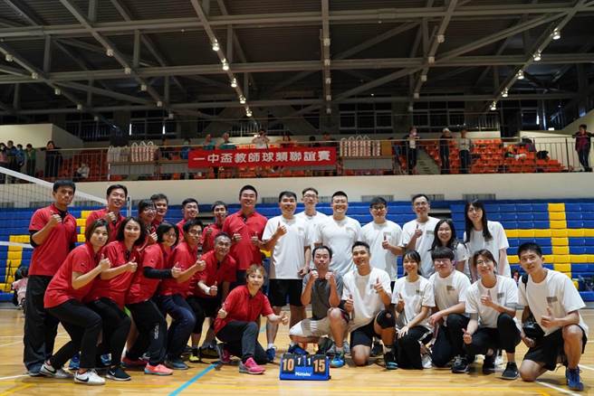 一中盃26日舉行，雙方拚戰終日，結果南一中與中一中戰成平手，雙方共享獎盃。（台南一中提供／曹婷婷台南傳真）