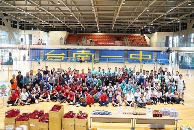 一中盃26日舉行，雙方拚戰終日，結果南一中與中一中戰成平手，雙方共享獎盃。（台南一中提供／曹婷婷台南傳真）