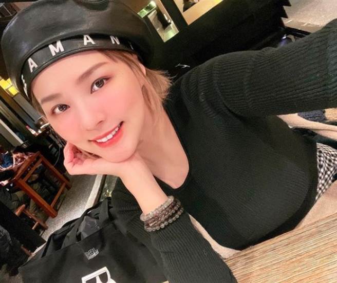 性感女星熊熊（卓毓彤）。(图/ 摘自熊熊卓毓彤IG)