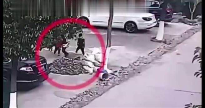 一名6旬残疾老人奋勇跳井救男童的行为让网友相当感动。（图／翻摄《搜狐新闻》）