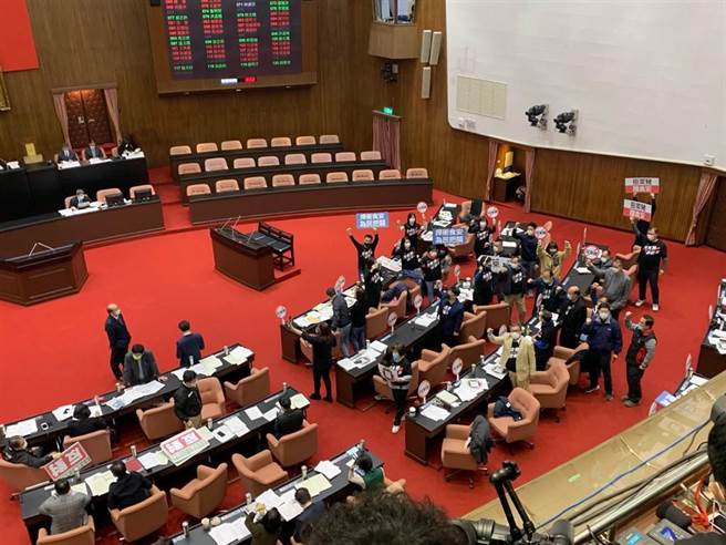 立法院会24日表决攸关莱猪行政命令及相关修法草案，上午处理「学校卫生法」部分条文修正草案，针对国民党团提案校园禁用莱剂肉品与产制品，遭民进党团以过半优势表决封杀。（资料照，林缙明摄）