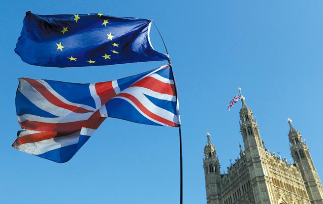 英國與歐盟敲定脫歐貿易協議，也讓四年來就英國要如何與最大出口市場進行往來的不確定性畫下句點。圖／美聯社